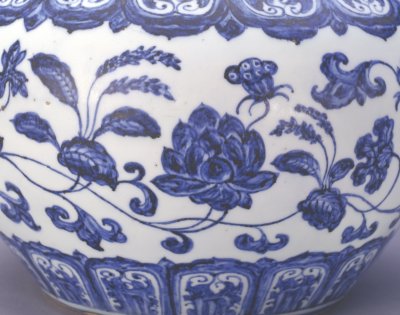 图片[2]-Blue and white covered pot with tangled branches and lotus patterns-China Archive